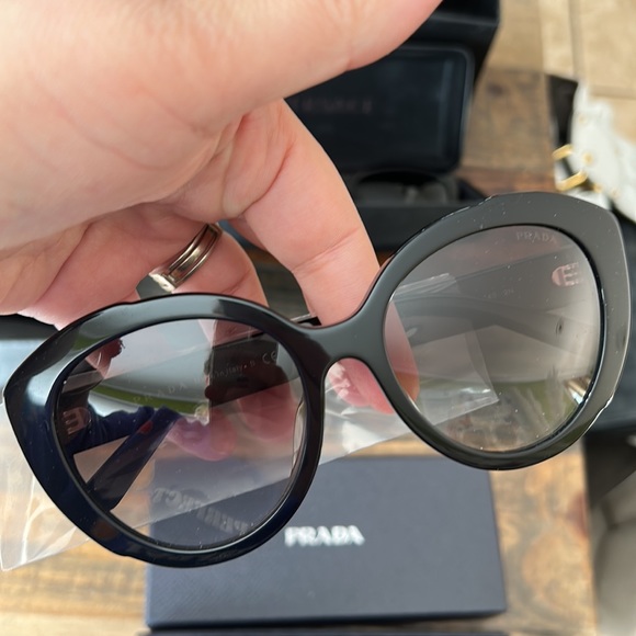 Prada Sunglasses authentic - Picture 4 of 8